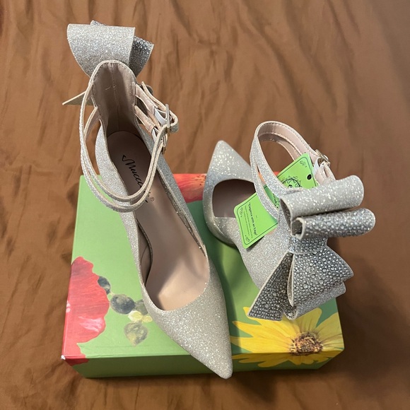 MUCCCUTE GOLD High Heels Bow Back Stiletto NWT size 7.5 - Picture 3 of 6